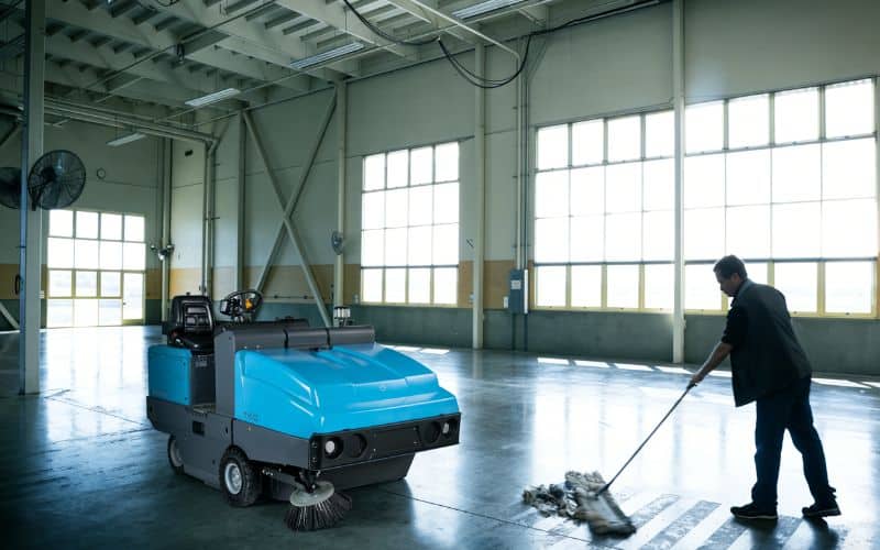 Use industrial sweepers for dry cleaning on warehouse floors. Use industrial sweepers for dry cleaning on warehouse floors.