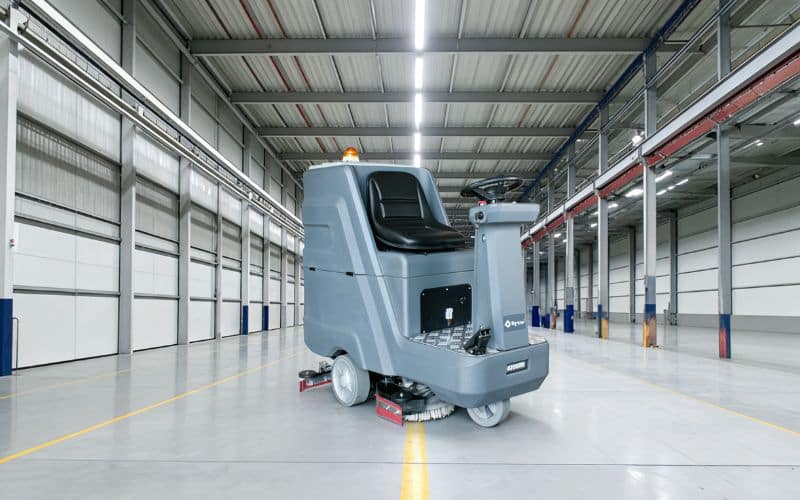 lw60b20 walk behind floor scrubber with 60l tank Wet mop the warehouse floor using a floor scrubber.