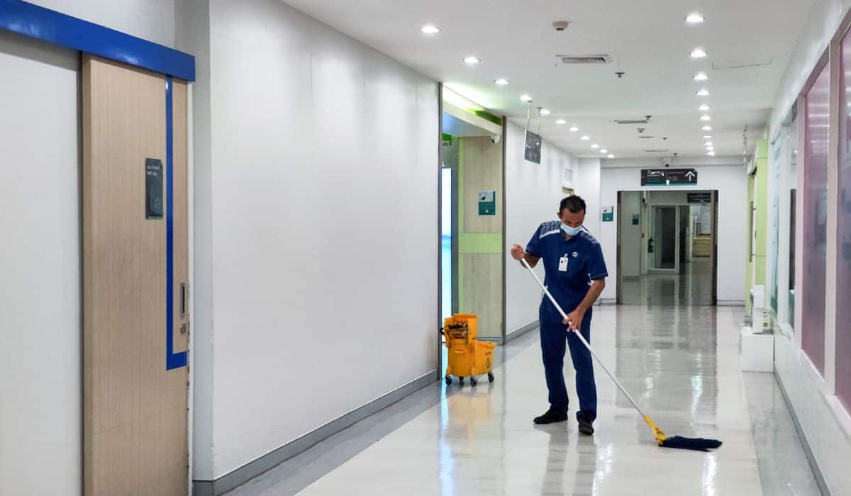 Traditional Mops vs. Mop Machines