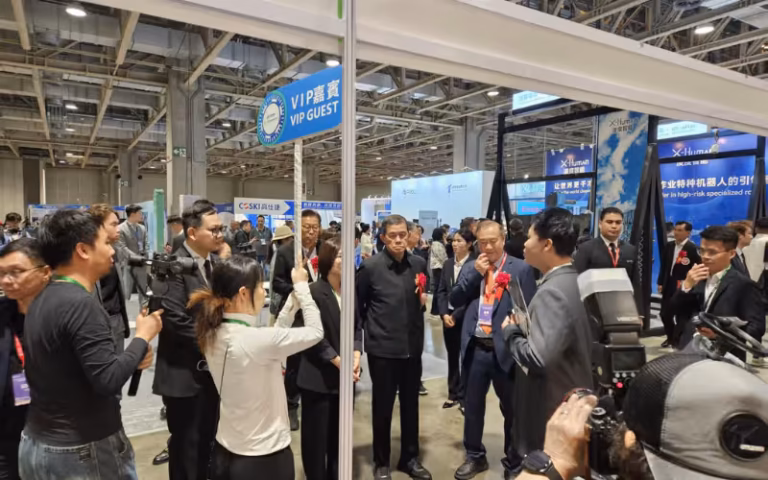 LeadV Attracts Former Thai PM at Macau Expo
